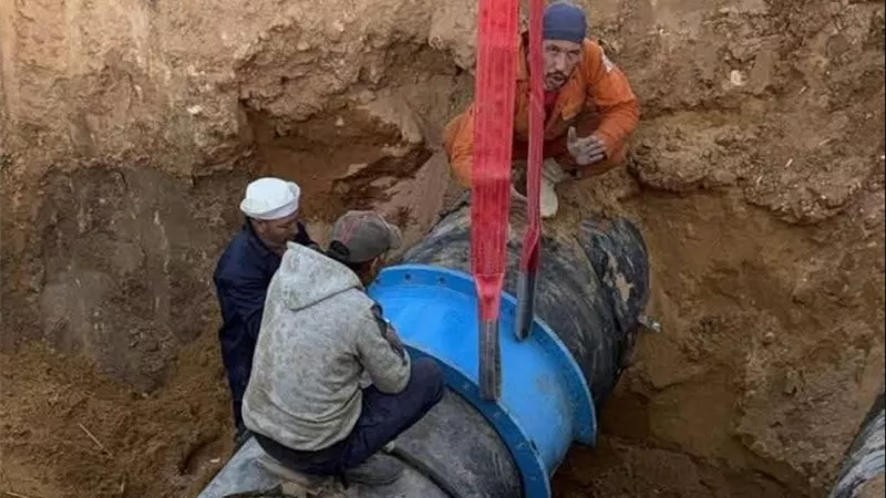 انتهاء إصلاح كسر خط الطرد بطريق الواحات وعودة المياه تدريجيًا خلال ساعة