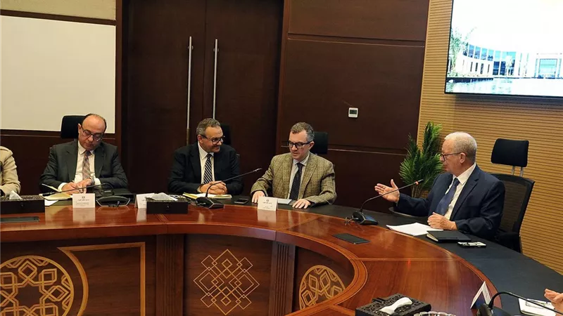 حسين عيسى يبحث إطلاق آلية لضمان تمويل مشروعات البنية التحتية في مصر