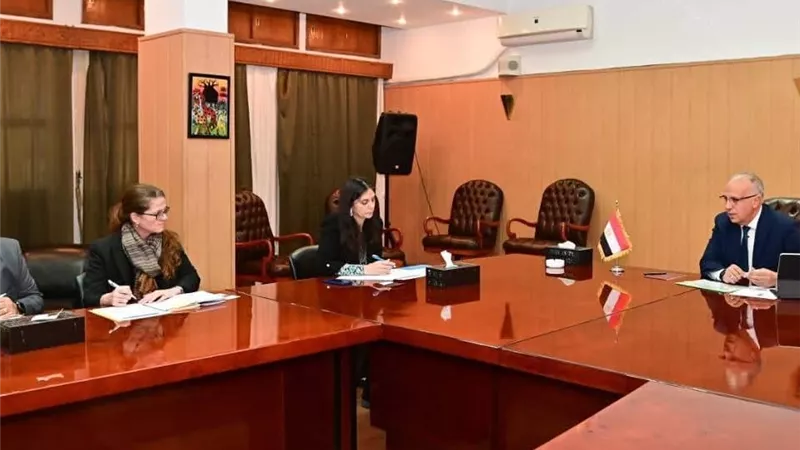 وزير الري يبحث مع “القومي للطفولة والأمومة” و“اليونيسف” تمكين الفتيات اقتصاديًا عبر تدوير ورد النيل