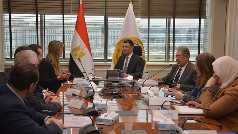 وزير الصناعة يبحث مع «مرسيدس-بنز إيجيبت» توطين صناعة السيارات وتعميق المكون المحلي