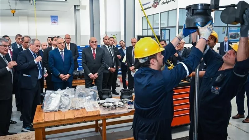 رئيس العربية للتصنيع ووزير الري يتفقدان مركز التصنيع الرقمي بمصنع المحركات لدعم توطين صناعة الطلمبات