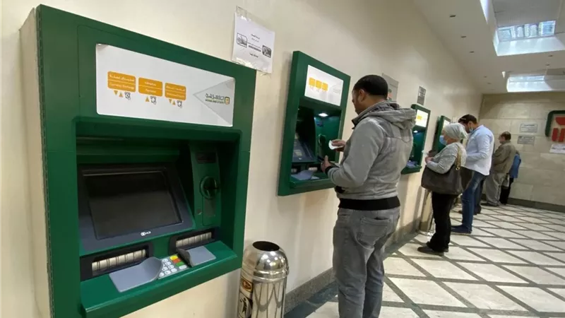 المالية تناشد الموظفين بعدم التزاحم على ماكينات الصراف أثناء صرف مرتبات أبريل