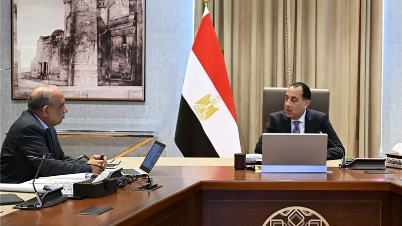 رئيس الوزراء يلتقي وزير الكهرباء لاستعراض خطة إضافة2500 ميجاوات طاقة متجددة للشبكة الموحدة 