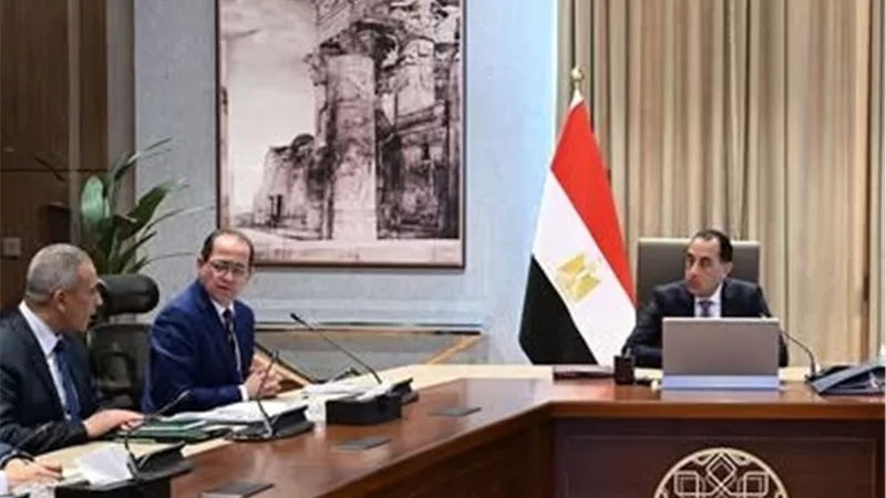 رئيس الوزراء يتابع إجراءات تدبير الاعتمادات المالية لتأمين الاحتياجات من المواد البترولية