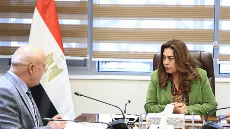 وزيرة التنمية المحلية تتابع الموقف التنفيذي لمنظومة التصالح على بعض مخالفات البناء بالمحافظات