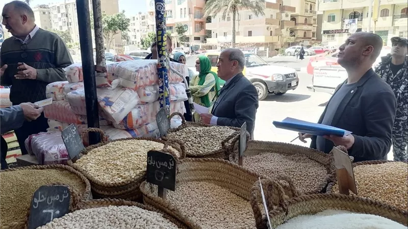 حماية المستهلك يضبط 3 أطنان سكر وأرز ودقيق مجهولة المصدر