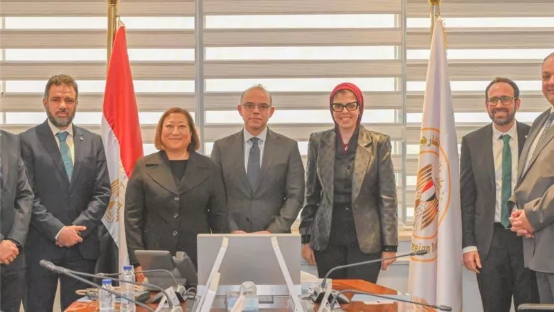 وزير الاستثمار يبجث مع شركة 