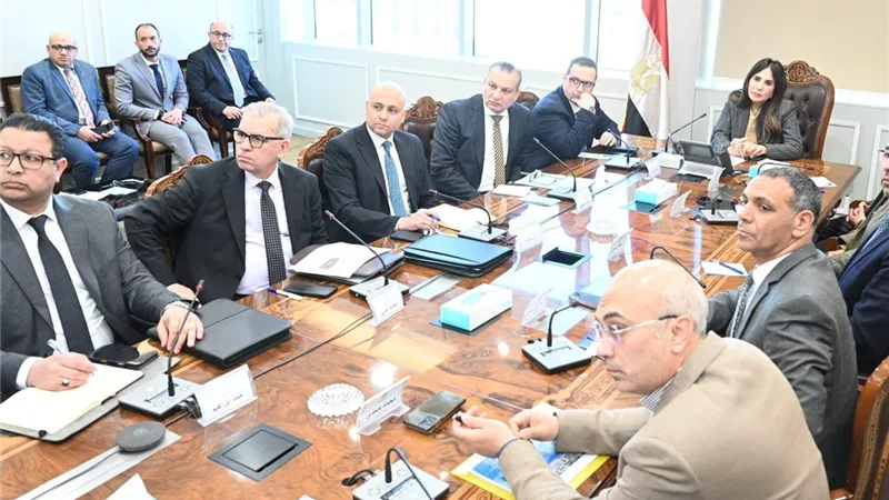 وزيرة الإسكان تتابع موقف تسليم الوحدات بالأبراج الشاطئية وكومباند 