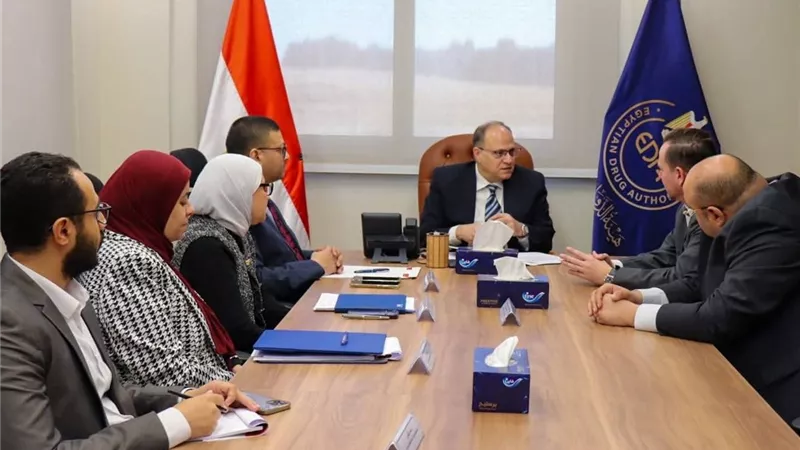 رئيس هيئة الدواء يبحث مع شركة سيرفييه مصر توطين الصناعات الدوائية المتطورة