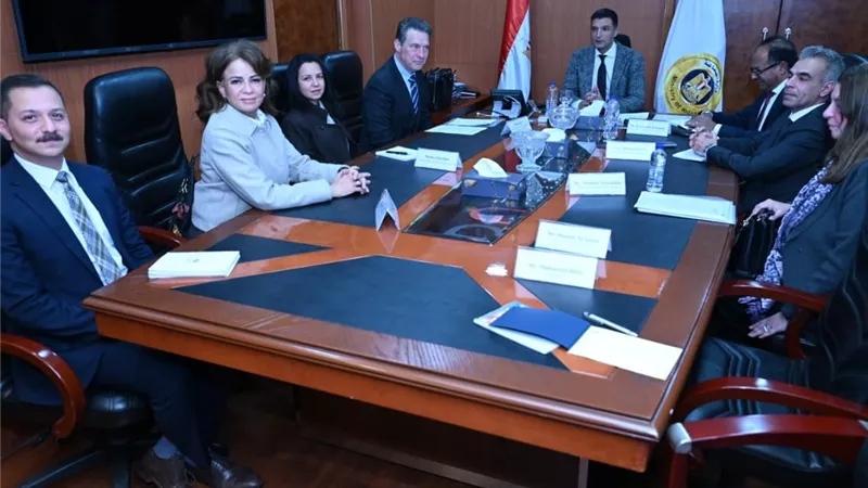 وزير الصناعة يبحث مع وفد البنك الأوروبي برامج المشروعات الخضراء في عدة قطاعات
