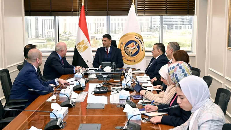 وزير الصناعة يبحث مع 