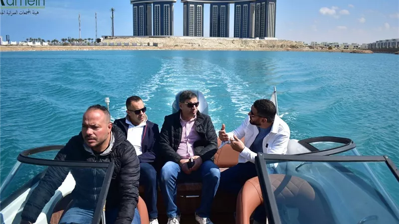 رئيس جهاز العلمين يدرس إطلاق الأتوبيس البحري كوسيلة ترفيهية بقلب المدينة