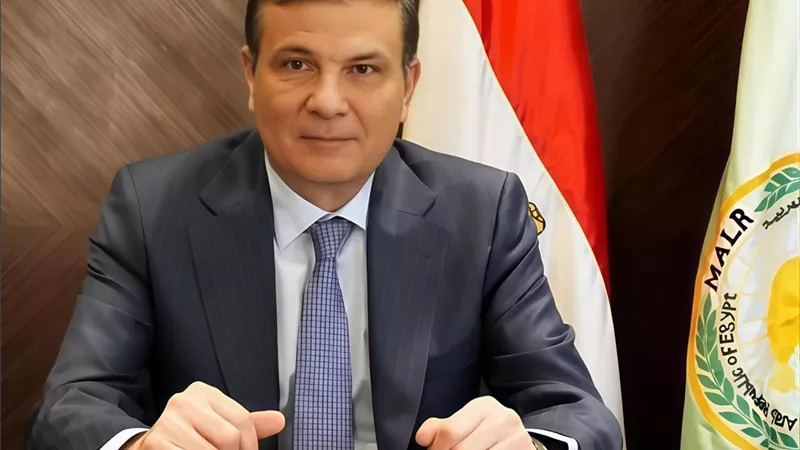 علاء فاروق يتلقى تقريراً شاملاً حول أداء قطاعات الزراعة خلال العيد
