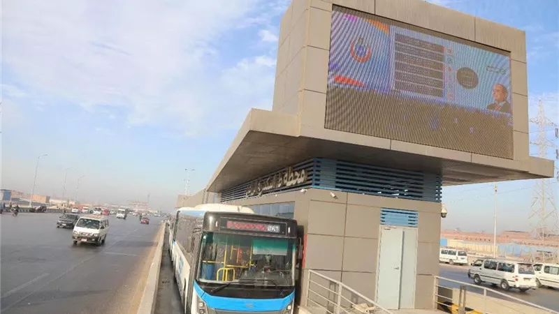 سيارة فنطاس تقتحم مسار الأتوبيس الترددي.. وتحريك أتوبيسات BRT عبر بوابات الطوارئ