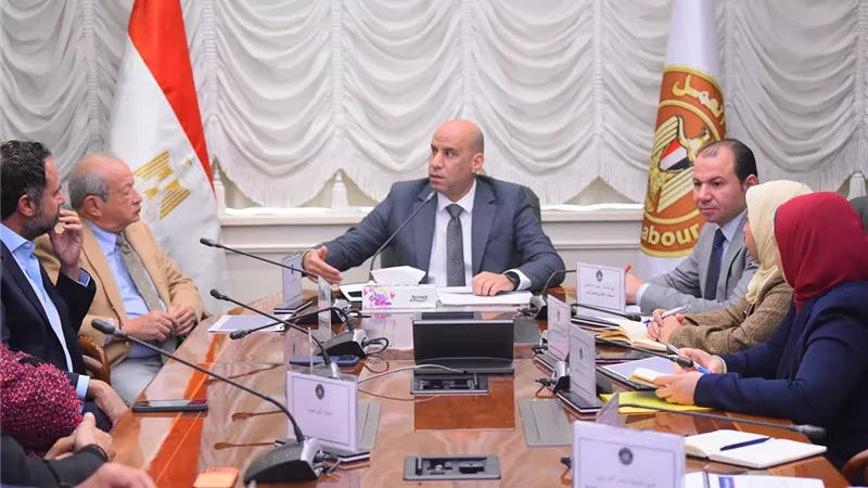 وزير العمل يلتقي وفدًا من شركة 