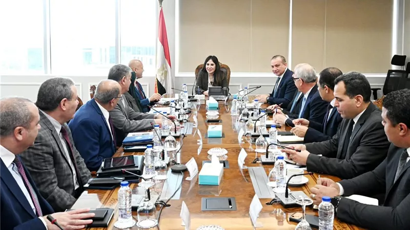 وزيرة الإسكان تتابع جهود توطين صناعة المهمات المستخدمة في مشروعات مياه الشرب 
