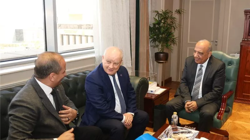 وزير الكهرباء يبحث مع مسؤولي 