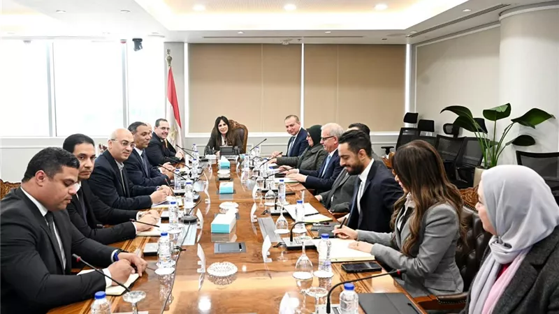 وزيرة الإسكان تتابع موقف تنفيذ مشروعات تطوير 