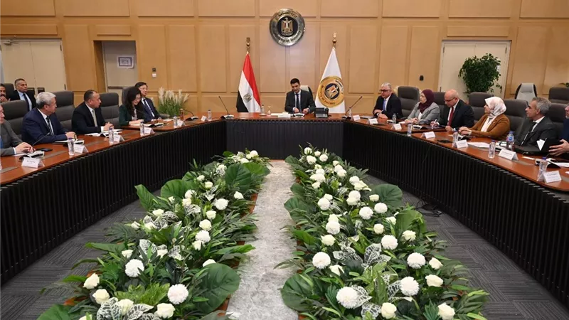وزير الصناعة يبحث مع مجموعة 