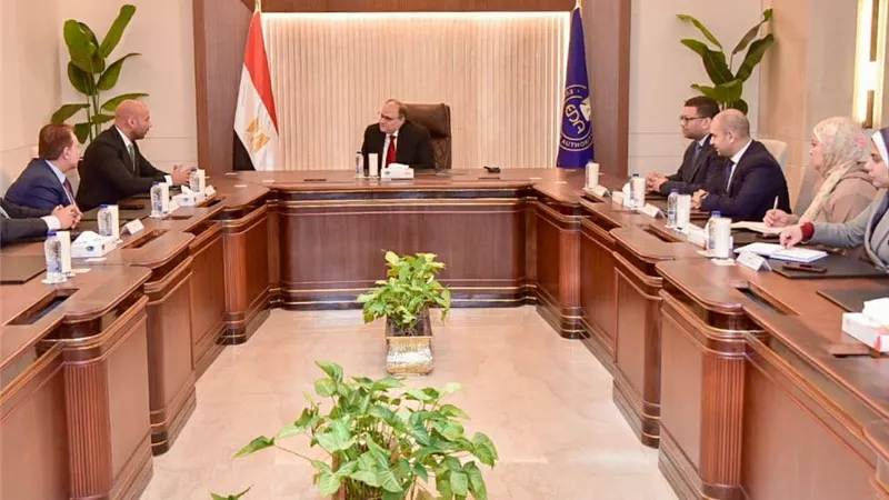 رئيس هيئة الدواء المصرية يبحث مع أسترازينيكا سبل توطين صناعة الدواء