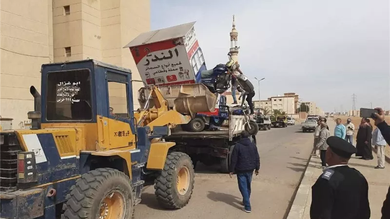 حملات مكثفة بعددٍ من المدن الجديدة لضبط وإزالة المخالفات ومنع الظواهر العشوائية