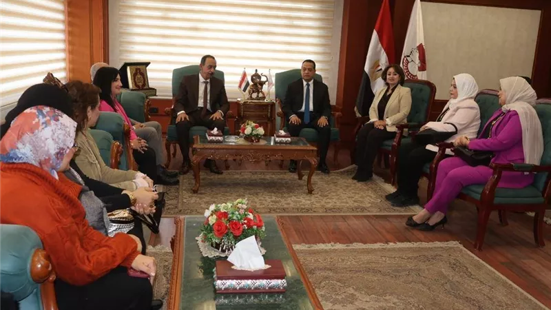 محافظ سوهاج يناقش مع سيدات الأعمال دعم الغرف التجارية للاقتصاد وتمكين المرأة.. صور