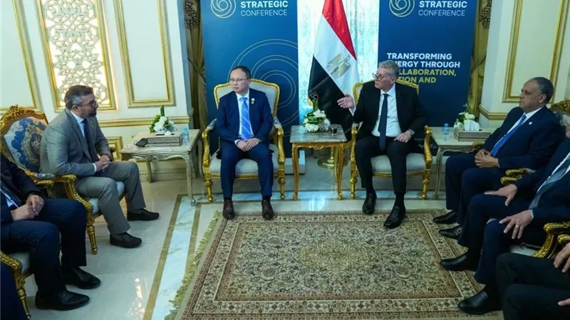 وزير البترول يبحث مع يونايتد إنرجي خطط الإنتاج واستخدام الطاقة الشمسية في التشغيل