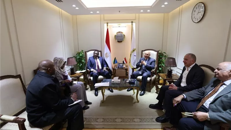 وزير النقل يبحث مع سفير تنزانيا إنشاء محطة متعددة الأغراض بميناء دار السلام