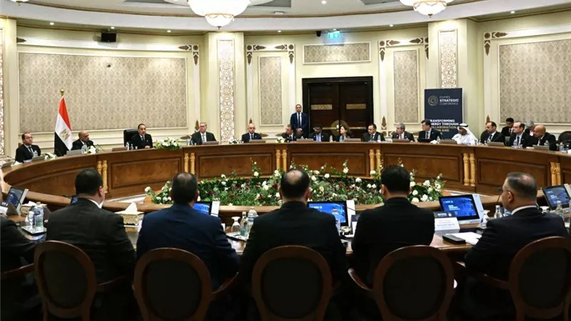 رئيس الوزراء يعقد مائدة مستديرة مع مسئولي شركات الطاقة العالمية والمؤسسات المالية الدولية