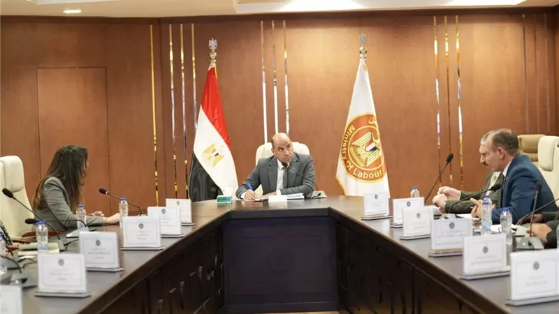 وزير العمل يبحث مع ممثلي شركات توصيل الطلبات تطوير وتنظيم القطاع