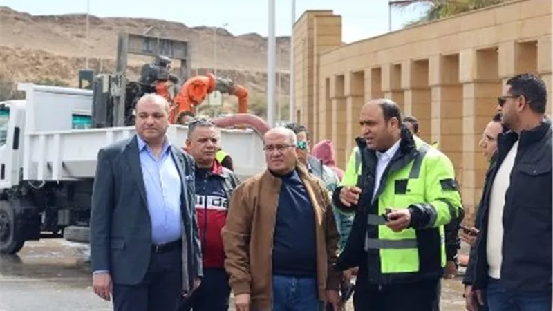انتشار مكثف للمعدات.. ورئيس القابضة للمياه يتابع ميدانيًا أعمال سحب مياه الأمطار بالقاهرة والجيزة