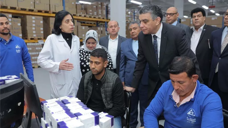 رئيس الهيئة المصرية للشراء الموحد يتفقد صيدليات الإسعاف ومخازن الهيئة