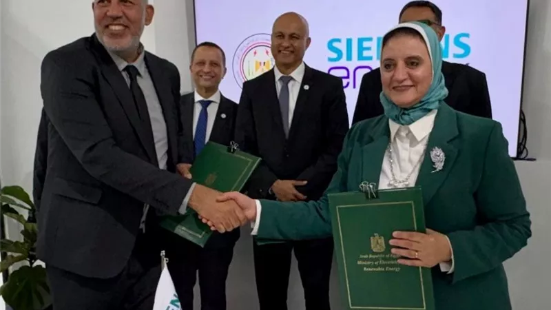 نقل الكهرباء توقع اتفاقية مع سيمنس لدعم وصيانة المحطات الكهربائية
