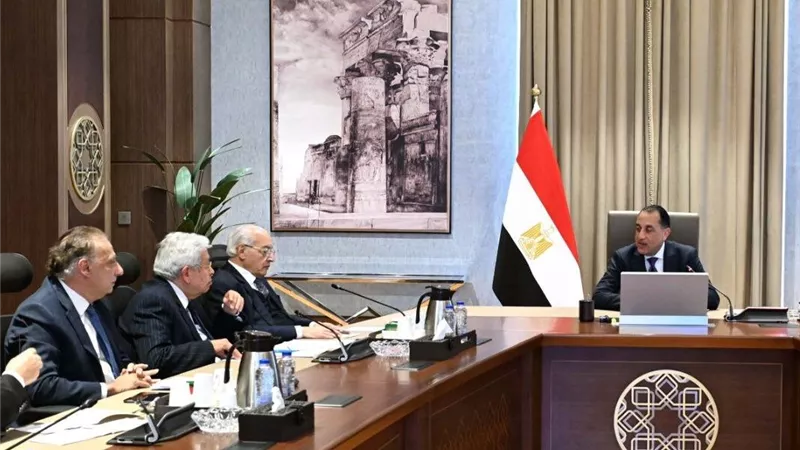 مدبولي يبحث مع 