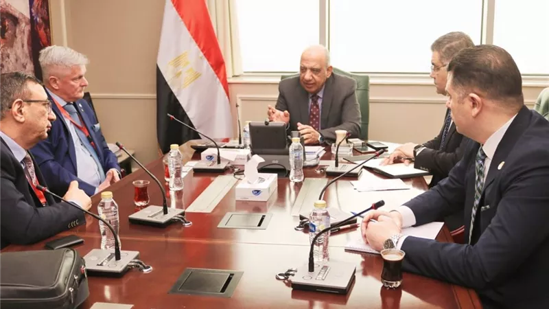 محمود عصمت يبحث مع باوكو الألمانية توطين صناعة مواسير الضغط العالي