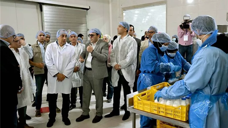 ينتج 600 طن.. رئيس الوزراء يتفقد مصنع 