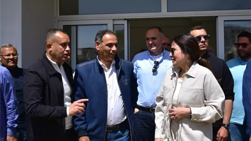 وزيرة الإسكان تتفقد الأبراج الشاطئية وطريق البوليفار وكمبوند 