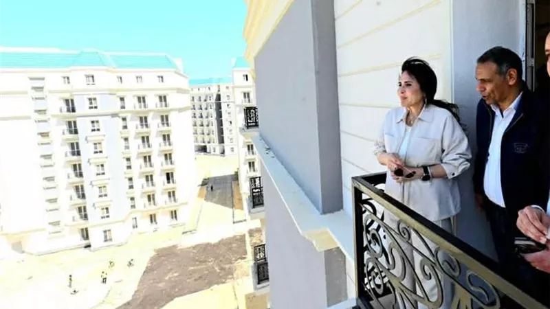 وزيرة الإسكان تتفقد الحي اللاتيني ومركز المؤتمرات بمدينة العلمين الجديدة 