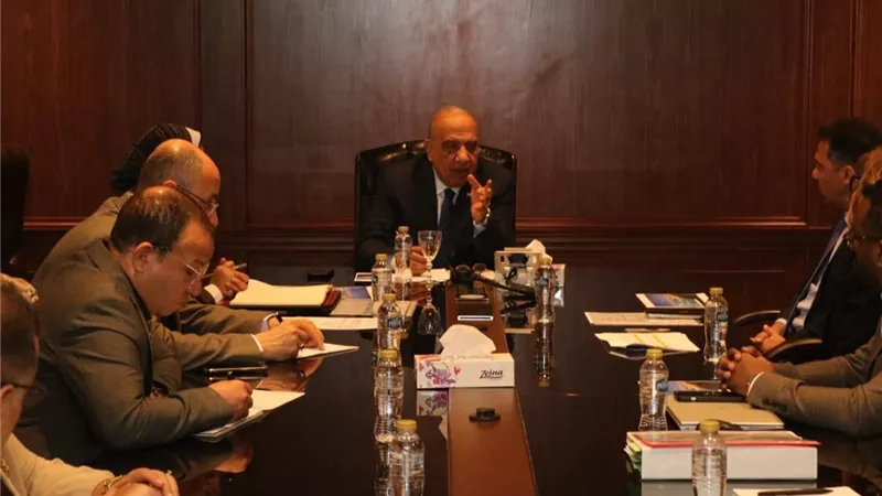 محمود عصمت يبحث مع سيمنس مستجدات التشغيل التجريبي لمركز التحكم القومي