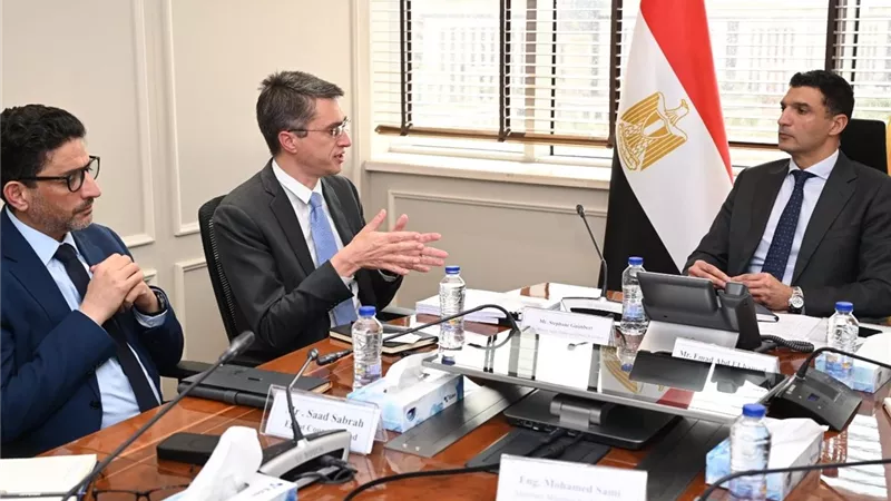وزير الصناعة يبحث مع وفد البنك الدولي ومؤسسة التمويل الدولية سبل دعم المشروعات الصناعية في مصر