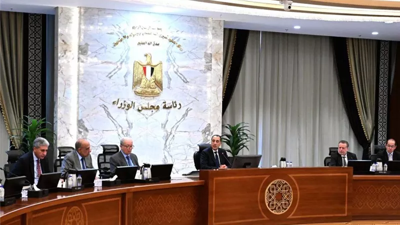 مدبولي يترأس اجتماع أزمة إقليمية لضبط الأسواق وترشيد الطاقة وحماية الاقتصاد المصري