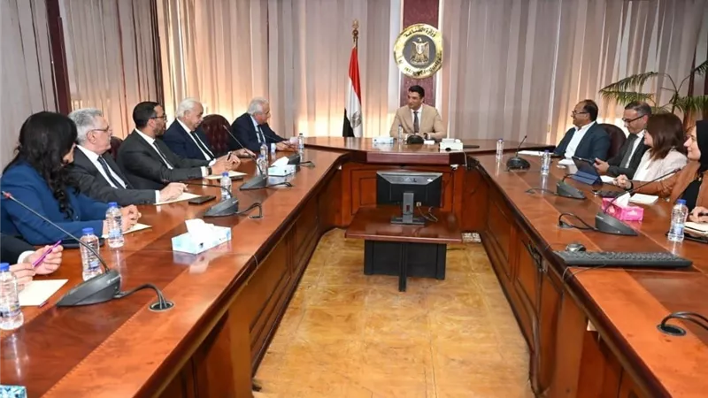 وزير الصناعة يبحث مع وفد غرفة التجارة الأمريكية سبل تعزيز التعاون الصناعي والتجاري
