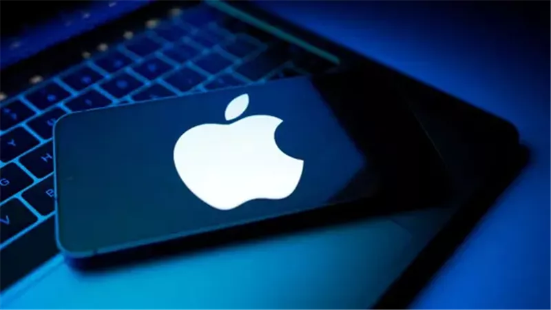 أبل تواجه تحديات في تطوير أول آيفون قابل للطي ما قد يؤخر الإنتاج
