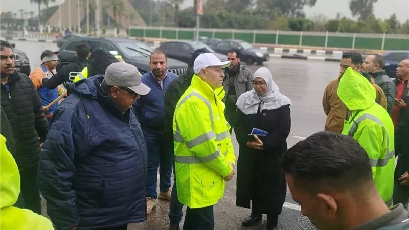 رئيس صرف صحي القاهرة الكبرى يتابع ميدانيًا جهود سحب مياه الأمطار