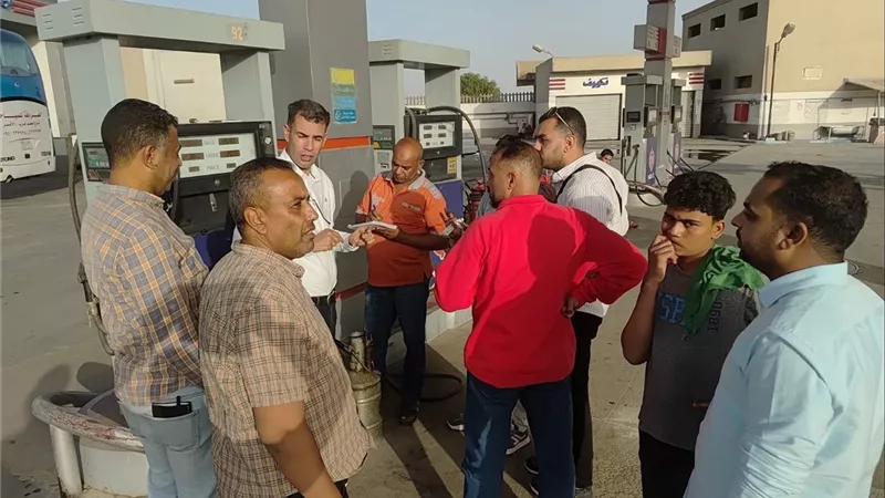 حملات التموين تكشف مخالفات جسيمة بمحطات الوقود وتلاعب في المسدسات بالأقصر