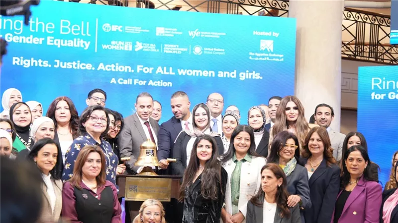 رئيس الرقابة المالية يسلط الضوء على تمكين المرأة خلال قرع جرس البورصة احتفالاً بيومها العالمي