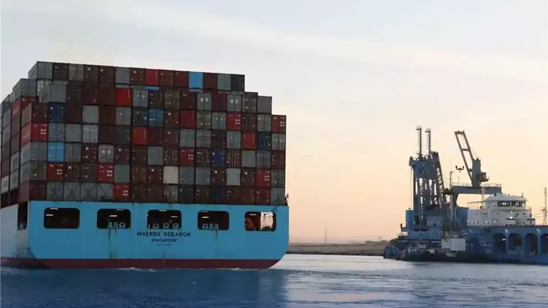 قناة السويس تنقذ طاقم الصال البحري وتسيطر على حريق شحنة النفط بالكامل