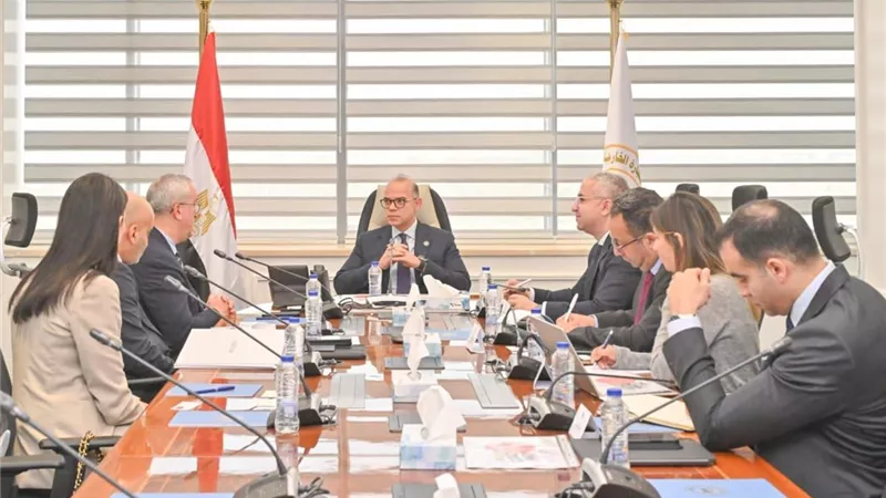 وزير الاستثمار يبحث مع مسؤولي شركة 