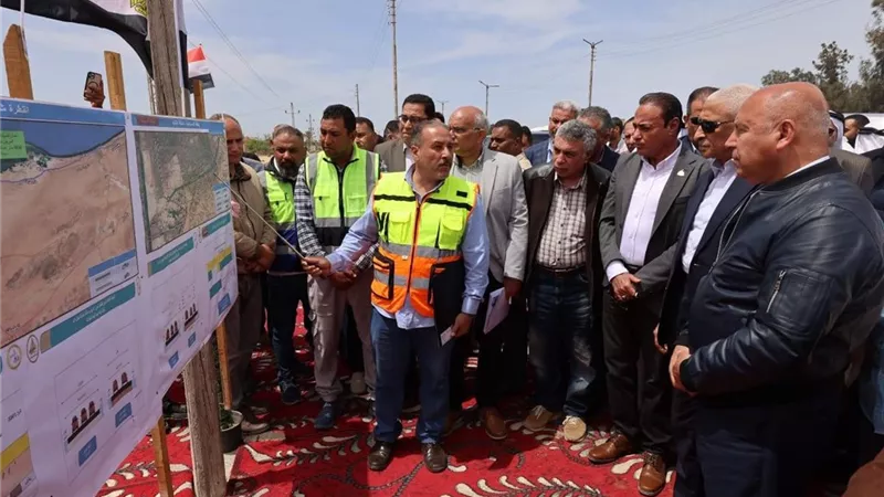 وزير النقل يتفقد مواقع العمل بالطريق الساحلي القنطرة شرق / العريش / رفح