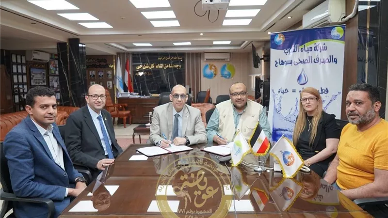 بروتوكول جديد لتوصيل مياه الشرب والصرف الصحي للأسر الأولى بالرعاية بطهطا وقراها